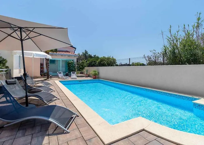 Villa In 33199 *