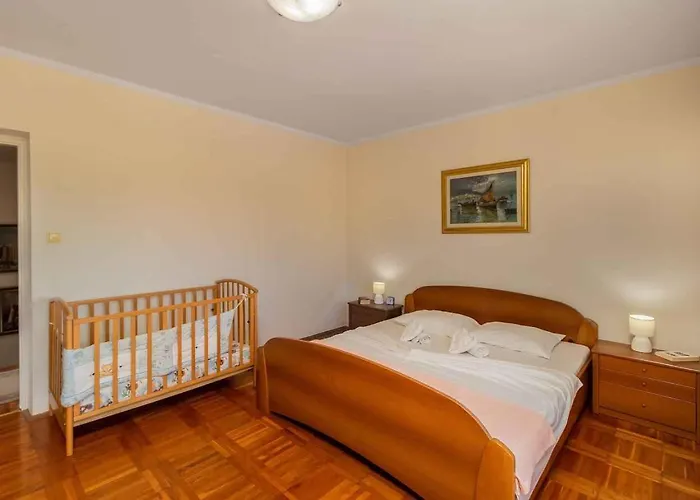 Villa In 33199 *