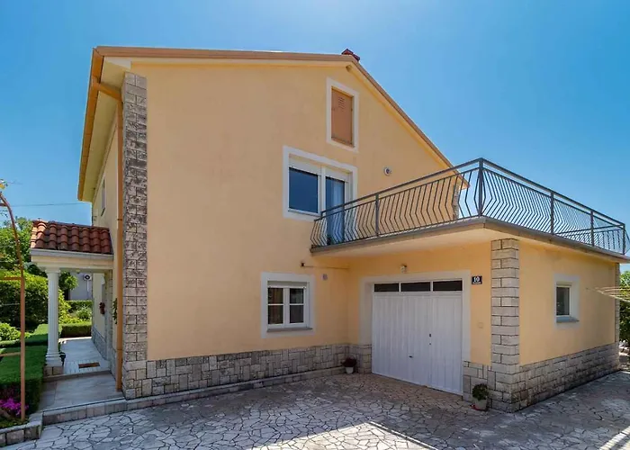 Villa In 33199 *