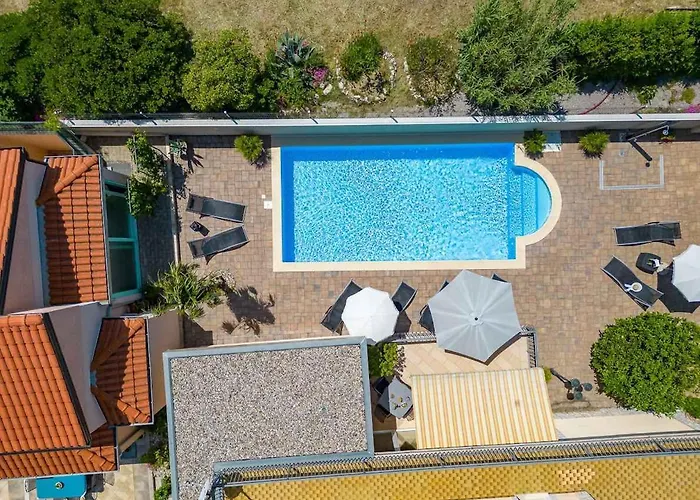 Villa In 33199