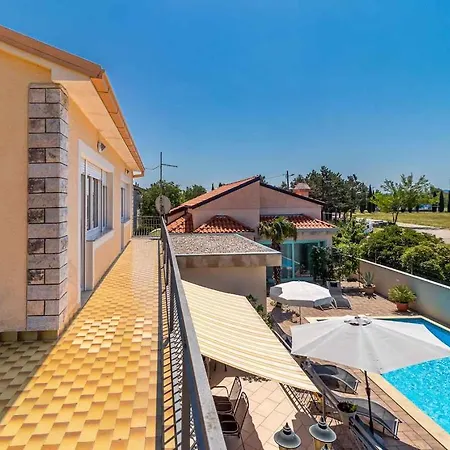 In 33199 * Jadranovo